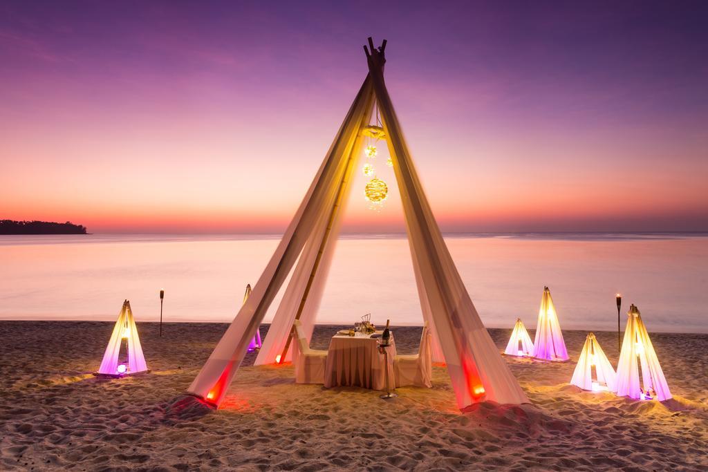 Dusit Thani Laguna Phuket Παραλία Μπανγκ Ταο Εξωτερικό φωτογραφία A beach tent at sunset
