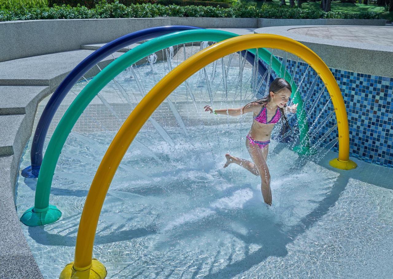 Dusit Thani Laguna Phuket Παραλία Μπανγκ Ταο Εξωτερικό φωτογραφία A girl playing in a water park